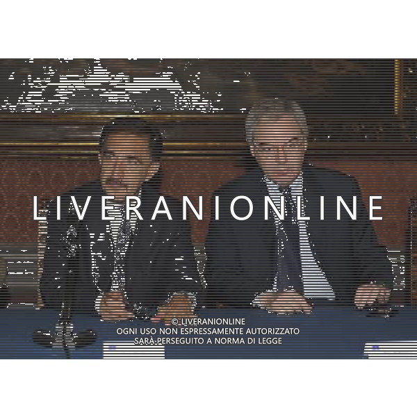 Roma - 25/05/2011 - Palazzo Barberini Circolo Ufficiale Forze Armate - Presentazione della Coppa 150mo Anniversario Unita\' d\'Italia - nella foto: Il ministro della difesa Ignazio La Russa con Maurizio Beretta Presidente della Lega Serie A å© Fabrizio Corradetti - Ag. Aldo Liverani sas