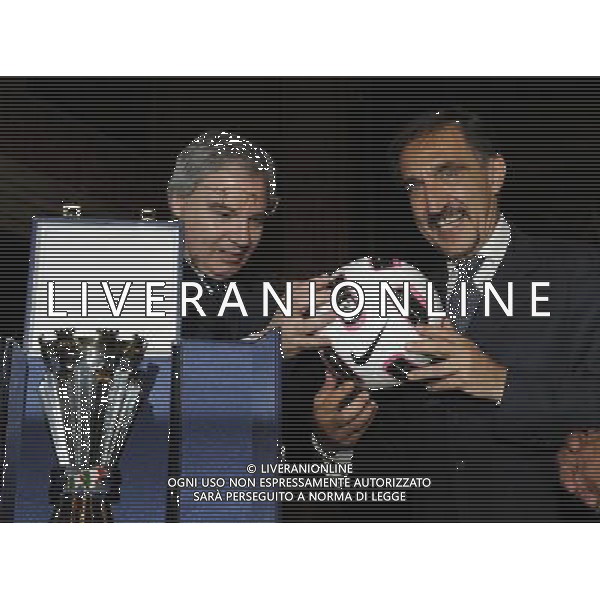 Roma - 25/05/2011 - Palazzo Barberini Circolo Ufficiale Forze Armate - Presentazione della Coppa 150mo Anniversario Unita\'æ d\'Italia - nella foto: Maurizio Beretta mostra il pallone della Finale di TIM CUP al Ministro Ignazio La Russa Œ© Fabrizio Corradetti - Ag. Aldo Liverani sas