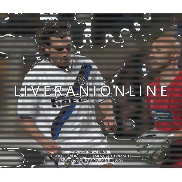 Olimpique Marsiglia-Inter Coppa Uefa 08/04/2004 nella foto Christian Vieri e Fabien Barthez foto gigi arcaini/Agenzia aldo liverani