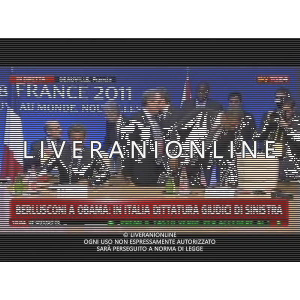 VERTICE G8 Francia: Meeting dei leaders del G8 nella localita\' balneare francese Deauville 26/05/2011 nella foto la sequenza video del presidente del Consiglio Silvio Berlusconi si e\' rivolto al capo di Stato Americano Barack Obama facendo presente che In Italia Çabbiamo quasi una dittatura dei giudici di sinistraÈ immagini televisive - obbligatorio citare la fonte televisiva (SkyTg24) AGENZIA ALDO LIVERANI SAS