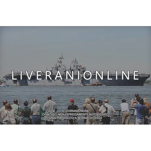 (110525) -- NEW YORK, May 25, 2011 () -- Visitors watch the USS Iwo Jima as it sails on the Hudson River during the \'Parade of Ships\' in New York, the United States, May 25, 2011. The 24th annual New York Fleet Week kicked off on the Hudson River Wednesday morning. (/Shen Hong) (wjd) Navi da guerra americane nella consueta \'Parade of Ships\' a New York per la 24ma annuale New York Fleet Week AG. ALDO LIVERANI SAS ITALY ONLY *** Local Caption *** .