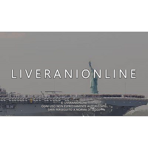 (110525) -- NEW YORK, May 25, 2011 () -- Sailors stand on the deck of the USS Iwo Jima as it passes the Statue of Liberty during the \'Parade of Ships\' in New York, the United States, May 25, 2011. The 24th annual New York Fleet Week kicked off on the Hudson River Wednesday morning. (/Shen Hong) (wjd) Navi da guerra americane nella consueta \'Parade of Ships\' a New York per la 24ma annuale New York Fleet Week AG. ALDO LIVERANI SAS ITALY ONLY *** Local Caption *** .