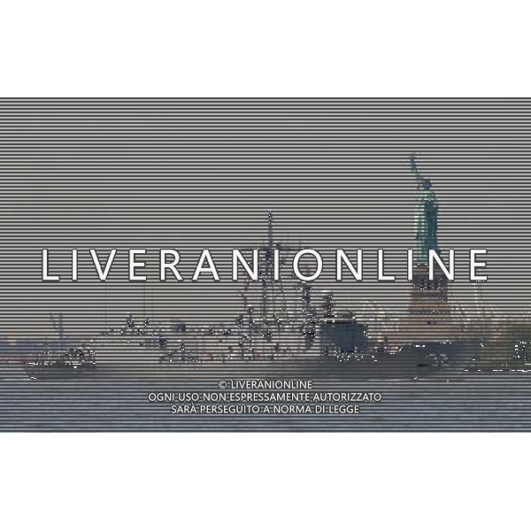 (110525) -- NEW YORK, May 25, 2011 () -- USS John L Hall passes the Statue of Liberty during the \'Parade of Ships\' in New York, the United States, May 25, 2011. The 24th annual New York Fleet Week kicked off on the Hudson River Wednesday morning. (/Shen Hong) (wjd) Navi da guerra americane nella consueta \'Parade of Ships\' a New York per la 24ma annuale New York Fleet Week AG. ALDO LIVERANI SAS ITALY ONLY *** Local Caption *** .