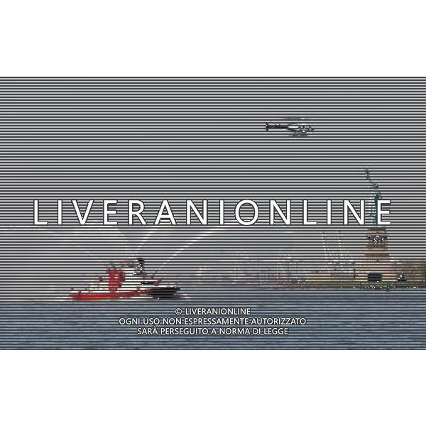 (110525) -- NEW YORK, May 25, 2011 () -- A boat of FDNY passes the Statue of Liberty during the \'Parade of Ships\' in New York, the United States, May 25, 2011. The 24th annual New York Fleet Week kicked off on the Hudson River Wednesday morning. (/Shen Hong) (wjd) Navi da guerra americane nella consueta \'Parade of Ships\' a New York per la 24ma annuale New York Fleet Week AG. ALDO LIVERANI SAS ITALY ONLY *** Local Caption *** .