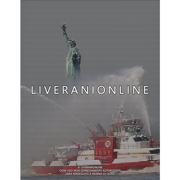 (110525) -- NEW YORK, May 25, 2011 () -- A boat of FDNY sprays water near the Statue of Liberty during the \'Parade of Ships\' in New York, the United States, May 25, 2011. The 24th annual New York Fleet Week kicked off on the Hudson River Wednesday morning. (/Shen Hong) (wjd) Navi da guerra americane nella consueta \'Parade of Ships\' a New York per la 24ma annuale New York Fleet Week AG. ALDO LIVERANI SAS ITALY ONLY *** Local Caption *** .