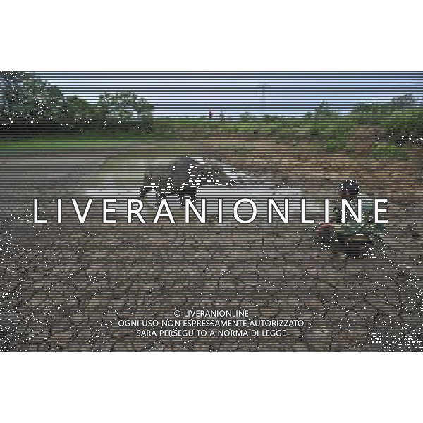 (110526) -- WUHAN, May 26, 2011 () -- A farmer and a buffalo are seen in a dried-up pool in Huangpi District of Wuhan, central China\'s Hubei Province, May 25, 2011. Wuhan has suffered the most severe drought in the same period over the past 6 decades, while a total precipitation of 132.9 millimeters during the past 6 months was equal to that of one month in normal years here. (/Zheng Feng) (ly) immagini di siccita\' - Campi aridi - AG. ALDO LIVERANI SAS ITALY ONLY *** Local Caption *** .