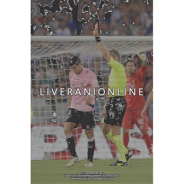 Roma - 29/05/2011 - Stadio Olimpico - Finale di TIM CUP 2010-2011 - Inter vs Palermo - nella foto: arbitro morganti estrae il cartellino rosso (doppia ammonizione) per l\'espulsione di munoz Œ© Fabrizio Corradetti - Ag. Aldo Liverani sas