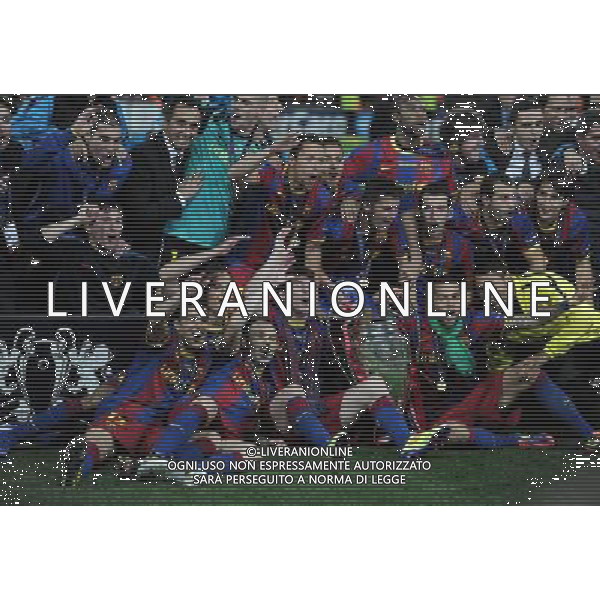 (110529) -- LONDON, MAY 29, 2011 -- Barcelona\'s team celebrate with the trophy after the Champions League final match against Manchester United at Wembley Stadium in London, May 28, 2011. Barcelona won 3-1. Zeng Yi) Champions League 2011 Stadio di Wembley Finale Barcellona VS Manchester United AG. ALDO LIVERANI SAS ITALY ONLY *** Local Caption *** .