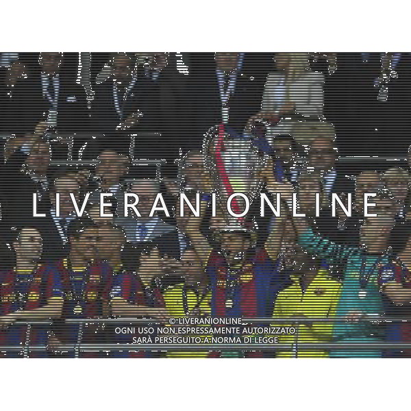(110529) -- LONDON, MAY 29, 2011 -- Barcelona\'s Daniel Alves (5th L, front) lifts the trophy alongside jubilant teammates after the Champions League final match against Manchester United at Wembley Stadium in London, May 28, 2011. Barcelona won 3-1. Zeng Yi) Champions League 2011 Stadio di Wembley Finale Barcellona VS Manchester United AG. ALDO LIVERANI SAS ITALY ONLY *** Local Caption *** .