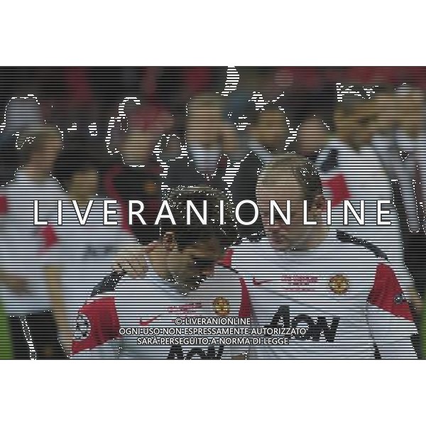 (110529) -- LONDON, MAY 29, 2011 -- Manchester United\'s Wayne Rooney (R) comforts his teammate Michael Owen after the Champions League final match against Barcelona at Wembley Stadium in London, May 28, 2011. Manchester United lost 1-3. Zeng Yi) Champions League 2011 Stadio di Wembley Finale Barcellona VS Manchester United AG. ALDO LIVERANI SAS ITALY ONLY *** Local Caption *** .