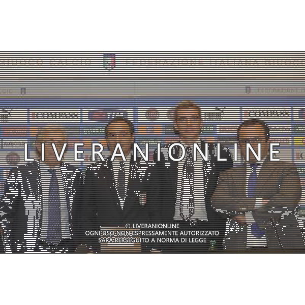 Coverciano - 29/05/2011 - Conferenza di presentazione del nuovo sponsor FIAT - nella foto: Antonello Valentini e Cesare Prandelli con i dirigenti della Fiat å© Fabrizio Corradetti - Ag. Aldo Liverani sas