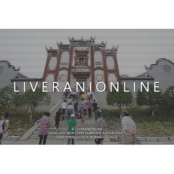 WUHAN, May 31, 2011 Photo taken on May 28, 2011 shows the facade of the Qu Yuan Memorial Hall in Zigui County, central China\'s Hubei Province. The Qu Yuan Memorial Hall, originally built in 820 A.D. for people to worship Qu Yuan, a patriotic poet during the Warring States period (475 B.C. 221 B.C.), was moved to its new seat on the Phoenix Mountain in Zigui in the year 2006 to make way for the Three Gorges Dam. As one of the biggest heritage preservation projects carried out during the construction of the Three Gorges Dam, the new site of the historic temple, which is comprised of a whole set of structures in an area of 20,000 square meters, reopened to the public in June 2010. (Li Xiaoguo) (ljh) Il nuovo sito di Qu Yuan Memorial Hall di Zigui County, Cina centrale provincia di Hubei AG. ALDO LIVERANI SAS ITALY ONLY *** Local Caption *** .