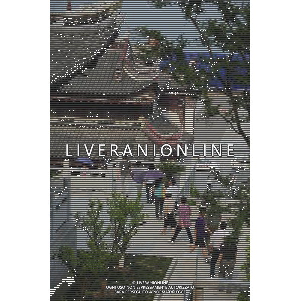 WUHAN, May 31, 2011 Tourists walk on a sightseeing tour at the Qu Yuan Memorial Hall in Zigui County, central China\'s Hubei Province on May 28, 2011. The Qu Yuan Memorial Hall, originally built in 820 A.D. for people to worship Qu Yuan, a patriotic poet during the Warring States period (475 B.C. 221 B.C.), was moved to its new seat on the Phoenix Mountain in Zigui in the year 2006 to make way for the Three Gorges Dam. As one of the biggest heritage preservation projects carried out during the construction of the Three Gorges Dam, the new site of the historic temple, which is comprised of a whole set of structures in an area of 20,000 square meters, reopened to the public in June 2010. (Hao Tongqian) (ljh) Il nuovo sito di Qu Yuan Memorial Hall di Zigui County, Cina centrale provincia di Hubei AG. ALDO LIVERANI SAS ITALY ONLY *** Local Caption *** .