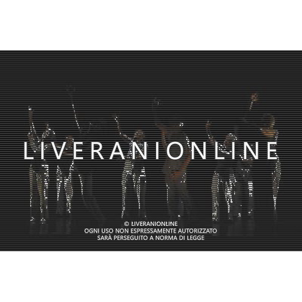 Sum of Parts is a new work from SadlerÕs WellsÕ Creative Learning department, Connect. It brings together the choreographic talents of Sadler\'s Wells\' Associate. Performers range from The Company of Elders to ZooYouth, alongside dancers from local schools, youth clubs and community groups. This diverse company of people, all living or working in London. \'Somma delle parti\'  un nuovo lavoro dal reparto creativo Sadler\'s Wells \'Learning, Connect. Esso riunisce i talenti coreografici di Associate Sadler\'s Wells \'. Performers vanno dalla Societˆ degli Anziani a ZooYouth, accanto a ballerini provenienti da scuole, club giovanili e gruppi della comunitˆ londinese AG. ALDO LIVERANI SAS ITALY ONLY *** Local Caption *** .