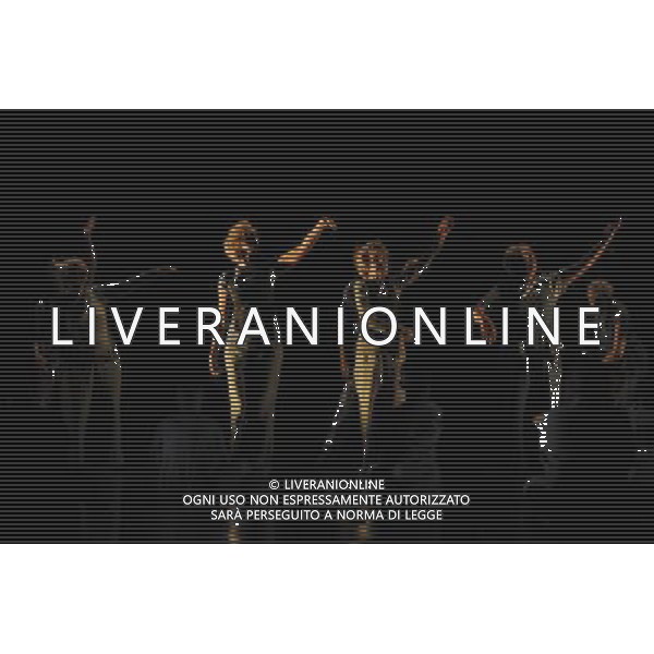 Sum of Parts is a new work from SadlerÕs WellsÕ Creative Learning department, Connect. It brings together the choreographic talents of Sadler\'s Wells\' Associate. Performers range from The Company of Elders to ZooYouth, alongside dancers from local schools, youth clubs and community groups. This diverse company of people, all living or working in London. \'Somma delle parti\'  un nuovo lavoro dal reparto creativo Sadler\'s Wells \'Learning, Connect. Esso riunisce i talenti coreografici di Associate Sadler\'s Wells \'. Performers vanno dalla Societˆ degli Anziani a ZooYouth, accanto a ballerini provenienti da scuole, club giovanili e gruppi della comunitˆ londinese AG. ALDO LIVERANI SAS ITALY ONLY *** Local Caption *** .
