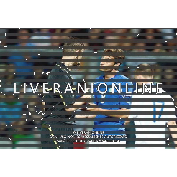 MODENA 03/06/2011 - ITALIA VS ESTONIA - QUALIFICAZIONI CAMPIONATI EUROPEI 2012 - NELLA FOTO: CLAUDIO MARCHISIO E L\'ARBITRO TUDOR ©SOLI / AGENZIA ALDO LIVERANI SAS