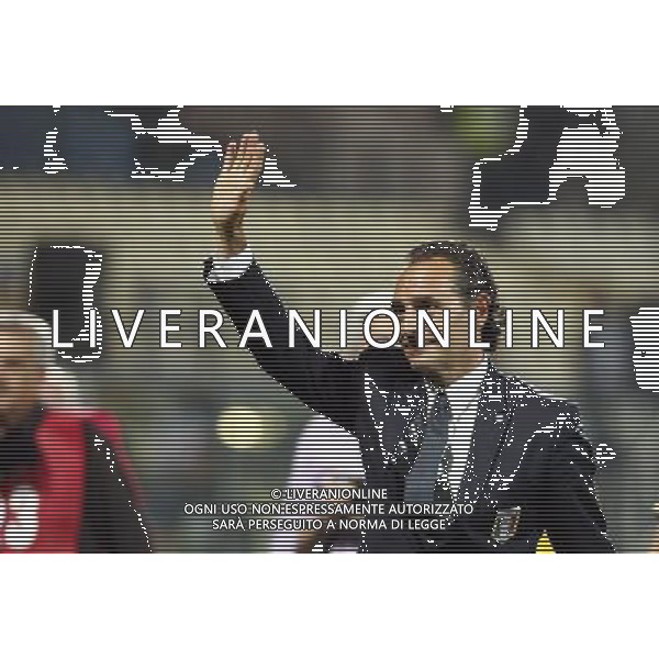 MODENA 03/06/2011 - ITALIA VS ESTONIA - QUALIFICAZIONI CAMPIONATI EUROPEI 2012 - NELLA FOTO: CESARE PRANDELLI SALUTA IL PUBBLICO A FINE GARA ©SOLI / AGENZIA ALDO LIVERANI SAS