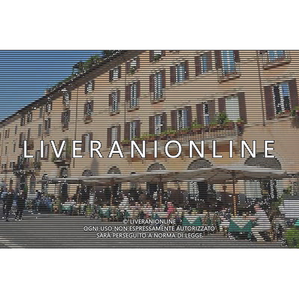 Italian policeman\'s are guarding people eating in a restaurants in Piazza Navona, Rome. Photo by NEWSCOM OUT AG ALDO LIVERANI S A S