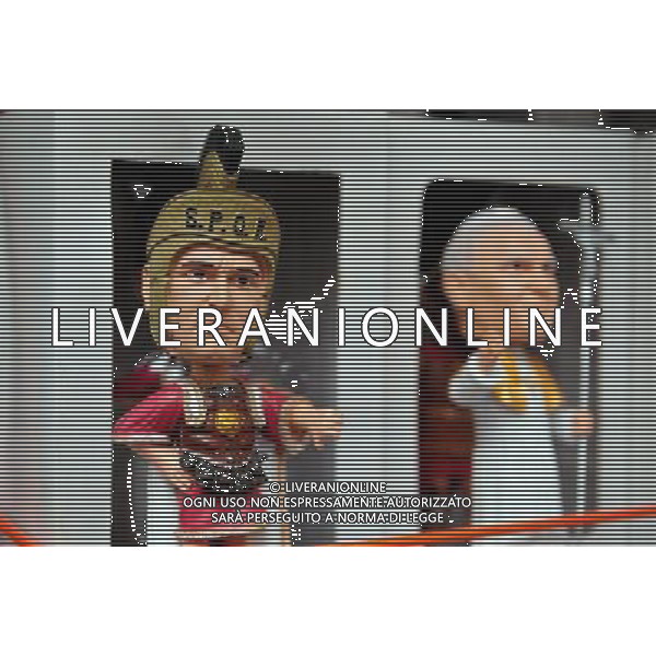 Souvenirs and small sculptures shope in Rome.of a Roman legionary in ancient armour and the Pope. Photo by NEWSCOM OUT AG ALDO LIVERANI S A S