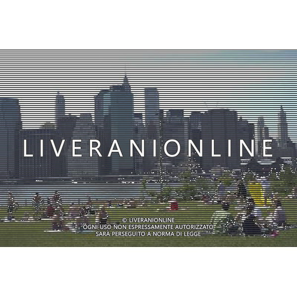 Park goers relax on a hot, humid Memorial Day in Brooklyn Bridge park in New York on Monday, May 30, 2011. ©photoshot/Agenzia Aldo Liverani Sas - ITALY ONLY - Gli abitanti e Turisti a New York affollano la citta\' nell\'inizio non ufficiale dell\'estate