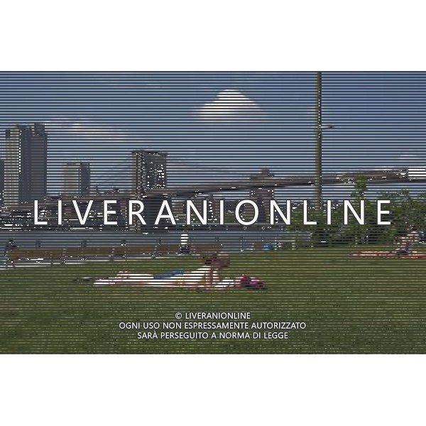 Park goers sun bathe on a hot, humid Memorial Day in Brooklyn Bridge park in New York on Monday, May 30, 2011. ©photoshot/Agenzia Aldo Liverani Sas - ITALY ONLY - Gli abitanti e Turisti a New York affollano la citta\' nell\'inizio non ufficiale dell\'estate