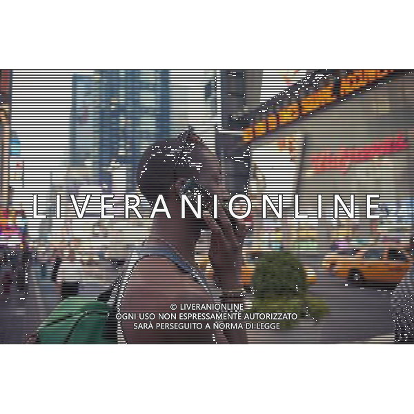 Users of cellular phones, in Times Square in New York on Tuesday, May 31, 2011. Research released by the World Health Organization advises that the use of wireless communication devices are \'possibly carcinogenic to humans\'. ©photoshot/Agenzia Aldo Liverani Sas - ITALY ONLY - Gli abitanti e Turisti a New York affollano la citta\' nell\'inizio non ufficiale dell\'estate