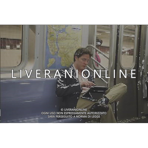 An Apple iPad user reads during his subway ride in New York seen on Tuesday, May 31, 2011. ©photoshot/Agenzia Aldo Liverani Sas - ITALY ONLY - Gli abitanti e Turisti a New York affollano la citta\' nell\'inizio non ufficiale dell\'estate
