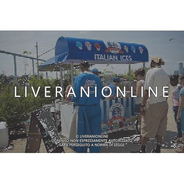 The ice cream store Louie G, a concessionaire for the Parks Dept., sells italian ices on a hot, humid Memorial Day in Brooklyn Bridge park in New York on Monday, May 30, 2011 . ©photoshot/Agenzia Aldo Liverani Sas - ITALY ONLY - Gli abitanti e Turisti a New York affollano la citta\' nell\'inizio non ufficiale dell\'estate