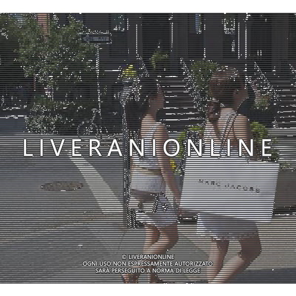 Shoppers leave a Marc Jacobs store on Bleecker Street in Greenwich Village in New York on Sunday, May 29, 2011. ©photoshot/Agenzia Aldo Liverani Sas - ITALY ONLY - Gli abitanti e Turisti a New York affollano la citta\' nell\'inizio non ufficiale dell\'estate