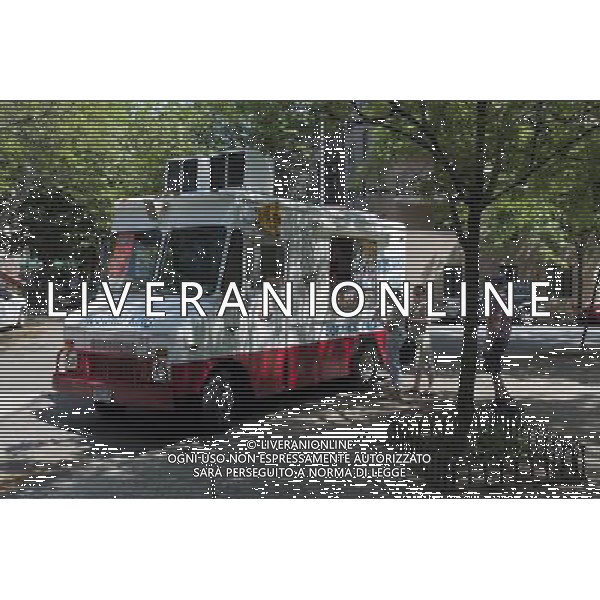 A soft ice cream truck, Kustard King, sell soft ice cream on a hot, humid Memorial Day in the Brooklyn Heights neighborhood of New York on Monday, May 30, 2011 . ©photoshot/Agenzia Aldo Liverani Sas - ITALY ONLY - Gli abitanti e Turisti a New York affollano la citta\' nell\'inizio non ufficiale dell\'estate