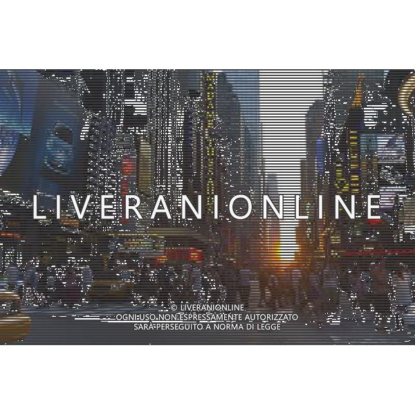 Visitors to Times Square in New York pass the Manhattanhenge sunset on Monday, May 30, 2011. Twice a year, this year on May 30 and July 12, the sun lines up at sunset with the city\'s grid, lighting up both sides of the street and setting in the middle of the roadways. The event, the name coined by Neil deGrasse Tyson of the Hayden Planetarium, takes place 22 days before and 21 days after the summer solstice because of the 30 degree angle of the city\'s grid, it is not exactly east-west-north-south. ©photoshot/Agenzia Aldo Liverani Sas - ITALY ONLY - Gli abitanti e Turisti a New York affollano la citta\' nell\'inizio non ufficiale dell\'estate