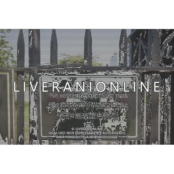 A sign in English, Spanish and Chinese outside McCarren Park in Brooklyn in New York informs smokers of the ban on smoking in city parks, seen on Saturday, May, 28, 2011. The city\'s ban on smoking in parks, beaches and pedestrian plazas took effect last week. The workplace smoking ban went into effect six years ago. ©photoshot/Agenzia Aldo Liverani Sas - ITALY ONLY - Gli abitanti e Turisti a New York affollano la citta\' nell\'inizio non ufficiale dell\'estate