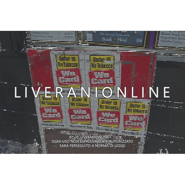 Signs at the entrance to a store in New York on Monday, May 30, 2011 inform consumers that the store will not sell tobacco products to minors. ©photoshot/Agenzia Aldo Liverani Sas - ITALY ONLY - Gli abitanti e Turisti a New York affollano la citta\' nell\'inizio non ufficiale dell\'estate