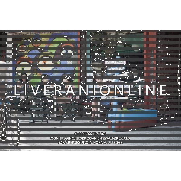 Diners eat al fresco at a restaurant in the Williamsburg neighborhood in Brooklyn in New York on Saturday, May 28, 2011. ©photoshot/Agenzia Aldo Liverani Sas - ITALY ONLY - Gli abitanti e Turisti a New York affollano la citta\' nell\'inizio non ufficiale dell\'estate