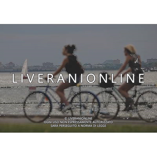 NEW YORK, June 5, 2011 Visitors ride bicycles on the bike paths on Governors Island in New York,the United States, June 4, 2011. The Governors Island in New York opens to public on weekend every summer. (/Shen Hong)(yt) Ciclisti sulle piste ciclabili a Governors Island a New York .L\'Isola dei governatori di New York apre al pubblico nel fine settimana ogni estate. AG. ALDO LIVERANI SAS ITALY ONLY *** Local Caption *** .