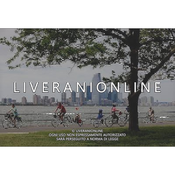 NEW YORK, June 5, 2011 Visitors ride bicycles on the bike paths on Governors Island in New York,the United States,June 4, 2011. The Governors Island in New York opens to public on weekend every summer.(/Shen Hong) Ciclisti sulle piste ciclabili a Governors Island a New York .L\'Isola dei governatori di New York apre al pubblico nel fine settimana ogni estate. AG. ALDO LIVERANI SAS ITALY ONLY *** Local Caption *** .