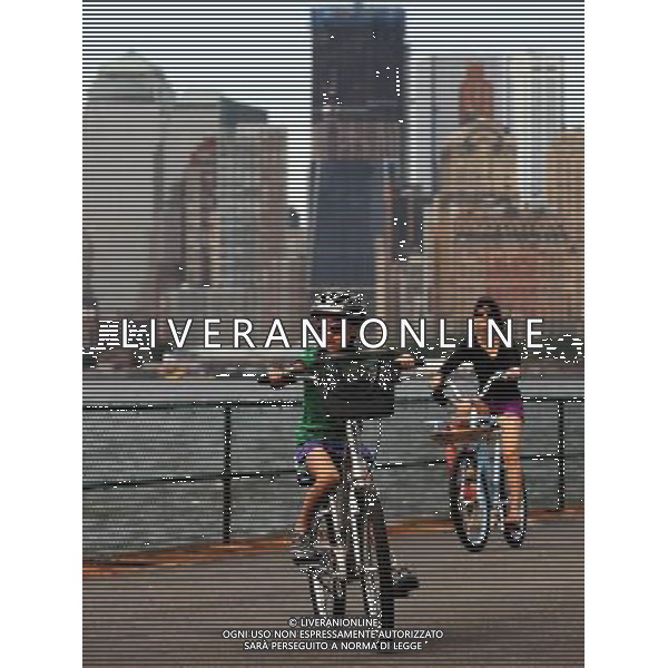 NEW YORK, June 5, 2011 Visitors ride bicycles on the bike paths on Governors Island in New York,the United States,June 4, 2011.The Governors Island in New York opens to public on weekend every summer.(/Shen Hong) Ciclisti sulle piste ciclabili a Governors Island a New York .L\'Isola dei governatori di New York apre al pubblico nel fine settimana ogni estate. AG. ALDO LIVERANI SAS ITALY ONLY *** Local Caption *** .