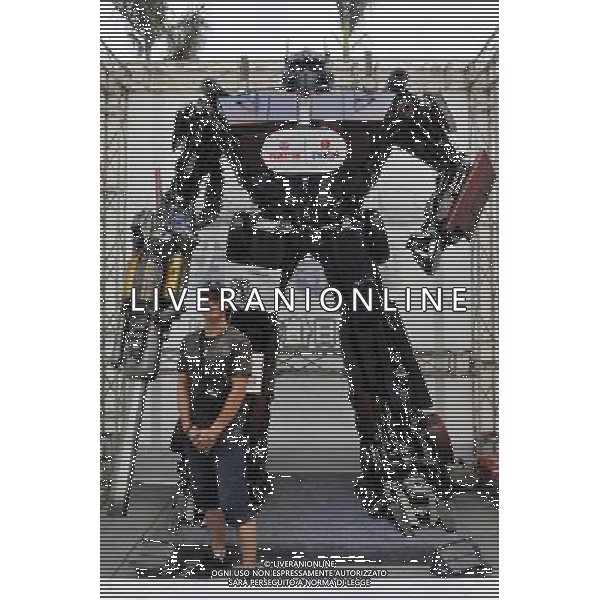 GUANGZHOU, June 3, 2011 Photo taken on June 3, 2011 shows a transformer robot in Guangzhou, south China\' Guangdong Province. Twelve transformer models, all made from scrapped auto parts, were unveiled here Friday to promote \'Transformers: Dark of the Moon\', a second sequel to the 2007 Hollywood blockbuster \'Transformers\'. (/Chen Yehua) (ljh) Robot costruiti con tutti parti di auto demolite sono stati esposti per la presentazione di \'Transformers: La Dark of the Moon\' AG. ALDO LIVERANI SAS ITALY ONLY *** Local Caption *** .