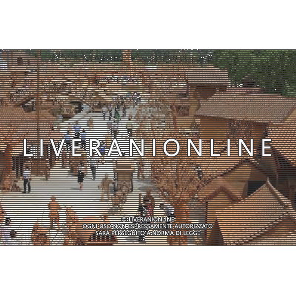 TANGSHAN, June 3, 2011 Tourists stroll in a clay sculpture park built to simulate the scene in a renowned Chinese scroll painting \'Riverside Scene on the Qingming Festival\' in Changzhuang Township, Tangshan City of north China\'s Hebei Province, June 3, 2011. The park, with hundreds of handmade sculptures, was officially open to the public on Friday. (/Yan Jun) (hdt) parco di sculture di argilla fatte a mano costruite per simulare la scena di un famoso rotolo cinese dipinto \'Riverside Scene sul Festival Qingming\' in Changzhuang Township, cittö di Tangshan del nord della Cina AG. ALDO LIVERANI SAS ITALY ONLY *** Local Caption *** .