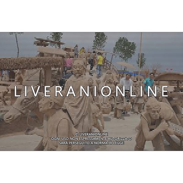 TANGSHAN, June 3, 2011 Tourists walk among figurines in a clay sculpture park built to simulate the scene in a renowned Chinese scroll painting \'Riverside Scene on the Qingming Festival\' in Changzhuang Township, Tangshan City of north China\'s Hebei Province, June 3, 2011. The park, with hundreds of handmade sculptures, was officially open to the public on Friday. (/Yan Jun) (hdt) parco di sculture di argilla fatte a mano costruite per simulare la scena di un famoso rotolo cinese dipinto \'Riverside Scene sul Festival Qingming\' in Changzhuang Township, cittö di Tangshan del nord della Cina AG. ALDO LIVERANI SAS ITALY ONLY *** Local Caption *** .