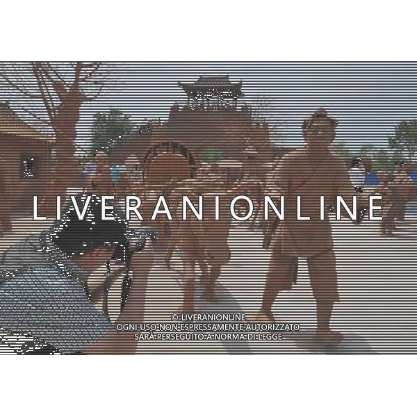 TANGSHAN, June 3, 2011 A visitor takes pictures of a figurine in a clay sculpture park built to simulate the scene in a renowned Chinese scroll painting \'Riverside Scene on the Qingming Festival\' in Changzhuang Township, Tangshan City of north China\'s Hebei Province, June 3, 2011. The park, with hundreds of handmade sculptures, was officially open to the public on Friday. (/Yan Jun) (hdt) parco di sculture di argilla fatte a mano costruite per simulare la scena di un famoso rotolo cinese dipinto \'Riverside Scene sul Festival Qingming\' in Changzhuang Township, cittö di Tangshan del nord della Cina AG. ALDO LIVERANI SAS ITALY ONLY *** Local Caption *** .