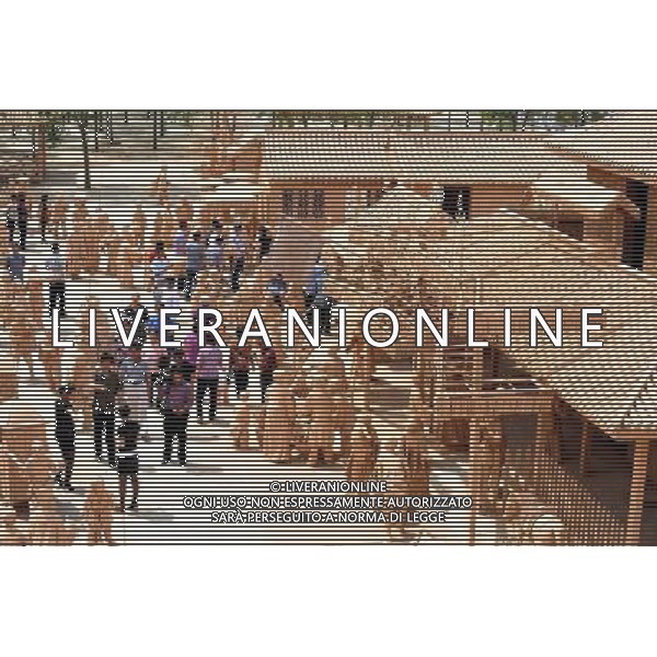 TANGSHAN, June 3, 2011 Tourists are pictured among figurines in a clay sculpture park built to simulate the scene in a renowned Chinese scroll painting \'Riverside Scene on the Qingming Festival\' in Changzhuang Township, Tangshan City of north China\'s Hebei Province, June 3, 2011. The park, with hundreds of handmade sculptures, was officially open to the public on Friday. (/Yan Jun) (hdt) parco di sculture di argilla fatte a mano costruite per simulare la scena di un famoso rotolo cinese dipinto \'Riverside Scene sul Festival Qingming\' in Changzhuang Township, cittö di Tangshan del nord della Cina AG. ALDO LIVERANI SAS ITALY ONLY *** Local Caption *** .