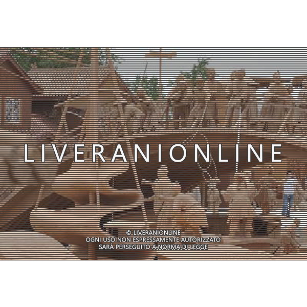 TANGSHAN, June 3, 2011 A visitor is pictured among figurines in a clay sculpture park built to simulate the scene in a renowned Chinese scroll painting \'Riverside Scene on the Qingming Festival\' in Changzhuang Township, Tangshan City of north China\'s Hebei Province, June 3, 2011. The park, with hundreds of handmade sculptures, was officially open to the public on Friday. (/Yan Jun) (hdt) parco di sculture di argilla fatte a mano costruite per simulare la scena di un famoso rotolo cinese dipinto \'Riverside Scene sul Festival Qingming\' in Changzhuang Township, cittö di Tangshan del nord della Cina AG. ALDO LIVERANI SAS ITALY ONLY *** Local Caption *** .