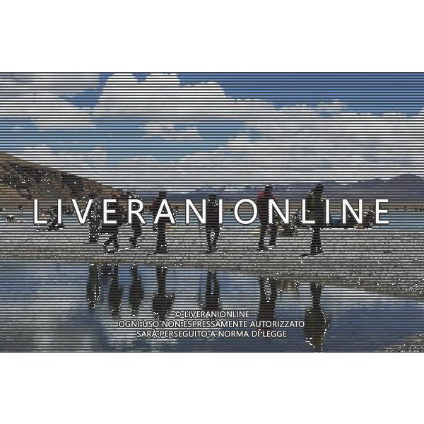 (110602) -- LHASA, June 2, 2011 () -- Photo taken on June 2, 2011 shows tourists take a stroll on the shores of Lake Namtso, southwest China\'s Tibet Autonomous Region. Namtso Lake, more than 4,700 meters above sea and having a surface area of 1,920 square kilometers, is the salt-lake at the highest altitude in the world. (/Wen Tao) (lfj) ©photoshot/Agenzia Aldo Liverani Sas - ITALY ONLY - I turisti sulla riva del Lago Namtso, a sud-ovest della Cina Regione Autonoma del Tibet, 2 giugno 2011. Il Lago Namtso, si trova a piu\' di 4.700 metri sul livello del mare ed ha una superficie di 1.920 chilometri quadrati, ed e\' il lago salato alla quota piu\' alta del mondo.