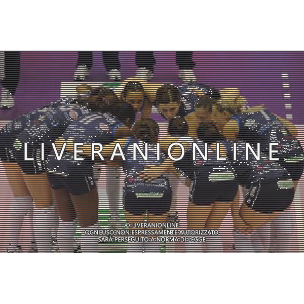 Campionato Findomestic Volley Cup Pallavolo Femminile Gara 5 Finale Scudetto Milano 6-06-2011 MC Carnaghi Villa Cortese - Norda Foppapedretti Bergamo nella foto: le giocatrici del Villa Cortese a inizio gara foto Roberto Garavaglia - ag. Aldo Liverani sas