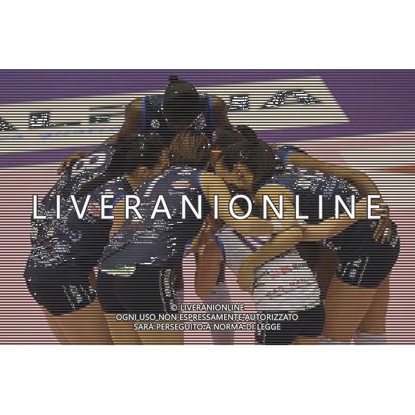 Campionato Findomestic Volley Cup Pallavolo Femminile Gara 5 Finale Scudetto Milano 6-06-2011 MC Carnaghi Villa Cortese - Norda Foppapedretti Bergamo nella foto: le giocatrici del Villa Cortese a inizio gara foto Roberto Garavaglia - ag. Aldo Liverani sas