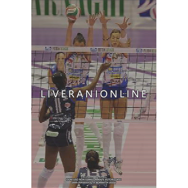 Campionato Findomestic Volley Cup Pallavolo Femminile Gara 5 Finale Scudetto Milano 6-06-2011 MC Carnaghi Villa Cortese - Norda Foppapedretti Bergamo nella foto: il muro di Serena Ortolani e Valentina Arrighetti (Bergamo) foto Roberto Garavaglia - ag. Aldo Liverani sas