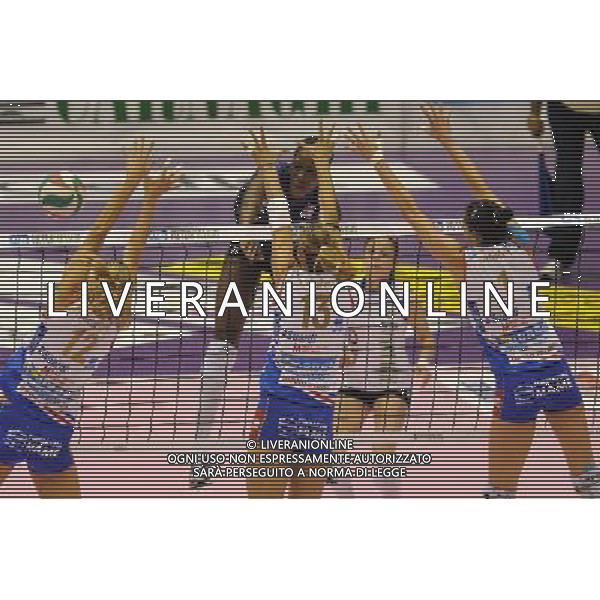 Campionato Findomestic Volley Cup Pallavolo Femminile Gara 5 Finale Scudetto Milano 6-06-2011 MC Carnaghi Villa Cortese - Norda Foppapedretti Bergamo nella foto: Megan Hodge (Villa Cortese) contro il muro a tre di Bergamo foto Roberto Garavaglia - ag. Aldo Liverani sas
