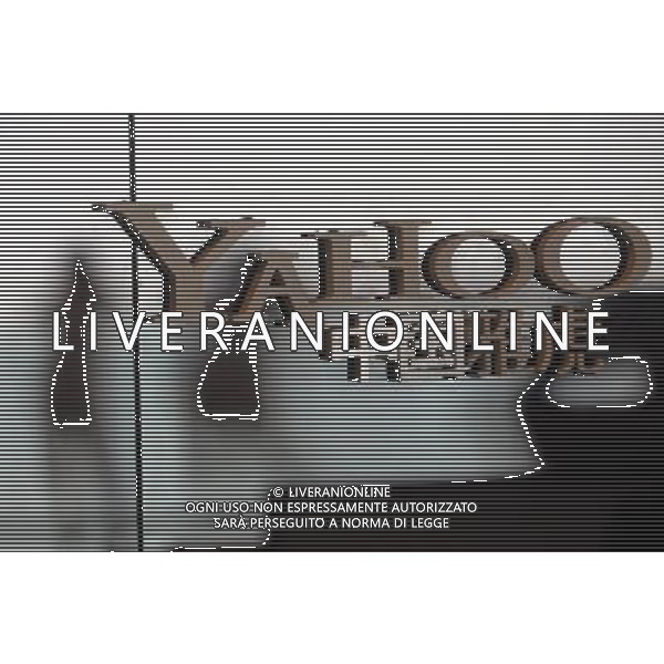 (110608) -- HANGZHOU, June 8, 2011 () -- A logo of Yahoo is seen at the reception of Alipay headquarters in Hangzhou, capital of east China\'s Zhejiang Province, June 8, 2011. Jack Ma, chairman and chief executive of Alibaba Group said he is optimistic to reach an agreement with Yahoo Inc. in resolving a dispute over the ownership of the online payment service Alipay. Earlier last month, Yahoo, the largest stakeholder of Alibaba said the ownership of Alipay, Alibaba\'s online payment platform, had been shifted to a Chinese firm owned mostly by Alibaba chairman Jack Ma without the knowledge or approval of Alibaba\'s board of directors or shareholders, which also include Japan\'s Softbank Corp. Jack Ma of Alibaba said Yahoo and Softbank were informed of the transfer of ownership and it was done to comply with Chinese licensing regulations and deemed necessary to ensure it was licensed in China. Alipay, the Chinese e-commerce giant\'s key online payment service was among the first group to be granted the Payment Transaction License from the People\'s Bank of China, China\'s central bank, to conduct online payments on May 26, 2011. On the same week Yahoo CEO Carol Bartz reassured stock market analysts that Yahoo would be \'appropriately compensated\' for the loss of Alipay from its investment portfolio. Currently Yahoo owns a 43% stake in Alibaba while Japanese Softbank holds a 29.3%. (/Huang Zongzhi)(cxy) Marchio - Logo - Yahoo - Alipay.com - Uffici - Ufficio - Impiegati - Impiegato - AG. ALDO LIVERANI SAS - ITALY ONLY *** Local Caption *** .