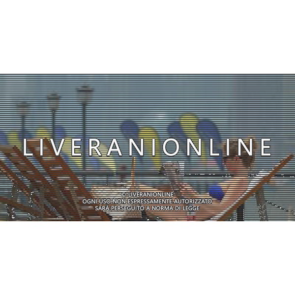 SHANGHAI, June 9, 2011 A tourist enjoys the sun bath on the man made beach in Shanghai, east China, June 9, 2011. Local weather station issued a high temperature warning on Thursday. The high temperature in Shanghai on Thursday reached 37 degrees centigrade. (zhs) Turisti si godono il sole su una spiaggia artificiale a Shanghai, Cina orientale - Sabbia - Sdraio - Abbronzarsi - AG. ALDO LIVERANI SAS - ITALY ONLY *** Local Caption *** .